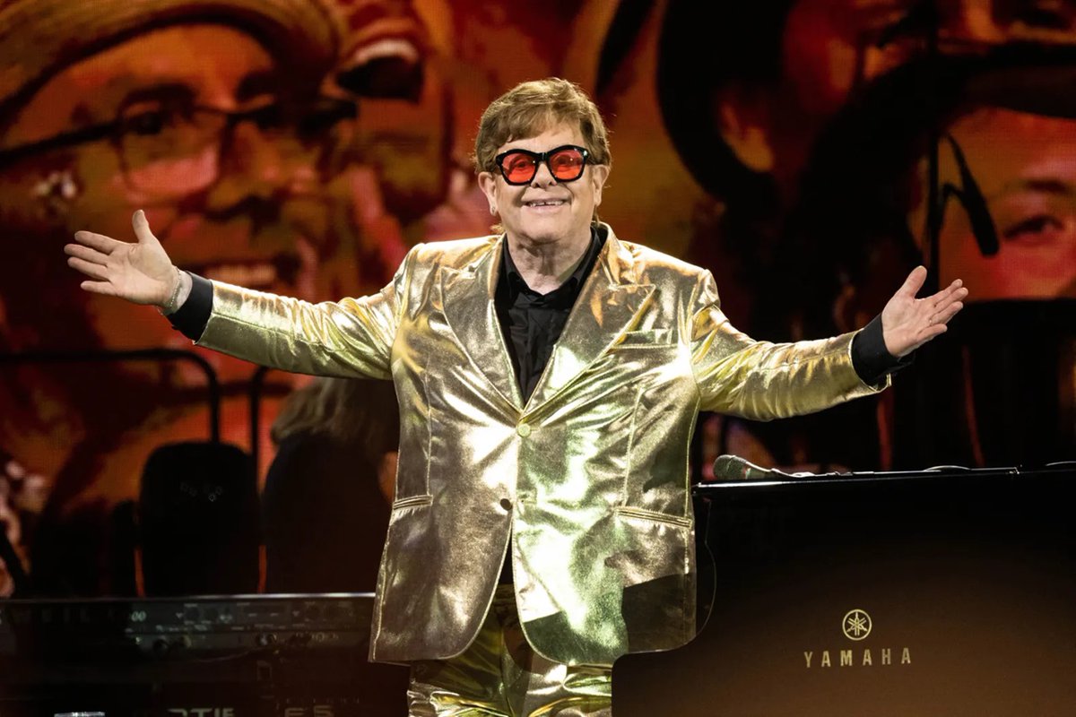 🎹 Elton John a récemment redécouvert le film de la première interprétation au piano de « The Bitch Is Back » lors du concert de bienfaisance du Watford FC en 1974 : rollingstone.fr/regardez-elton…

#eltonjohn