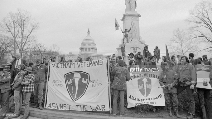 On April 19, 1971, thousands of Vietnam Veterans from the newly formed #VietnamVeteransAgainstTheWar met in Washington, DC, and called for an end to the war in Vietnam. wagingnonviolence.org/2021/04/operat……… #VietnamWar #OperationDeweyCanyonIII