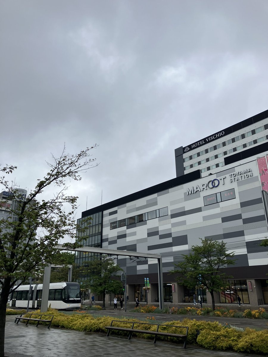 おはメン🦸‍♂️🦸‍♂️
#富山市 は☔️

今日は朝から富山駅で打ち合わせ🚃
桜は散っちゃったな🌸

もうすぐ1000 
#何がとは言わない

#イマソラ
#HERO 

#普通の富山
#企業公式つぶやき部 
#企業公式が毎朝地元の天気を言い合う
#企業公式春のフォロー祭り
#企業公式相互フォロー