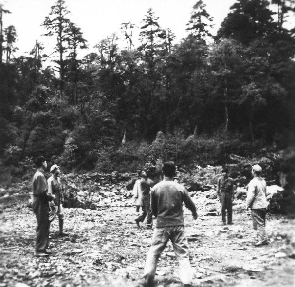 #1962war
In the pow camp, Indian pows and PLA guards are playing shuttlecock together.
#Funfact
No matter in the #KoreanWar or the #1962War, PLA's pow camps never had walls & barbed wire, but few pows escaped.