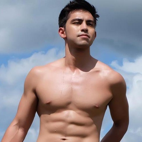 KapusoBuzz's tweet photo. SCOOP | Kapuso hunk na si #DerrickMonasterio, pasok bilang isa sa mga casts ng upcoming historical serye na #PulangAraw. 

#KBScoop 
#KapusoBuzz 
#KapusoForever https://t.co/lIiL70TyAe