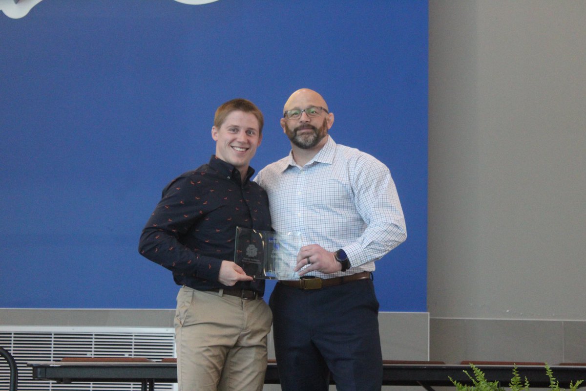 Back to back! 2x All-American Clay Carlson receives the 𝐉𝐮𝐬𝐭𝐢𝐧 𝐒𝐞𝐥𝐥 𝐋𝐞𝐚𝐝𝐞𝐫𝐬𝐡𝐢𝐩 award for the second year in a row #GetJacked