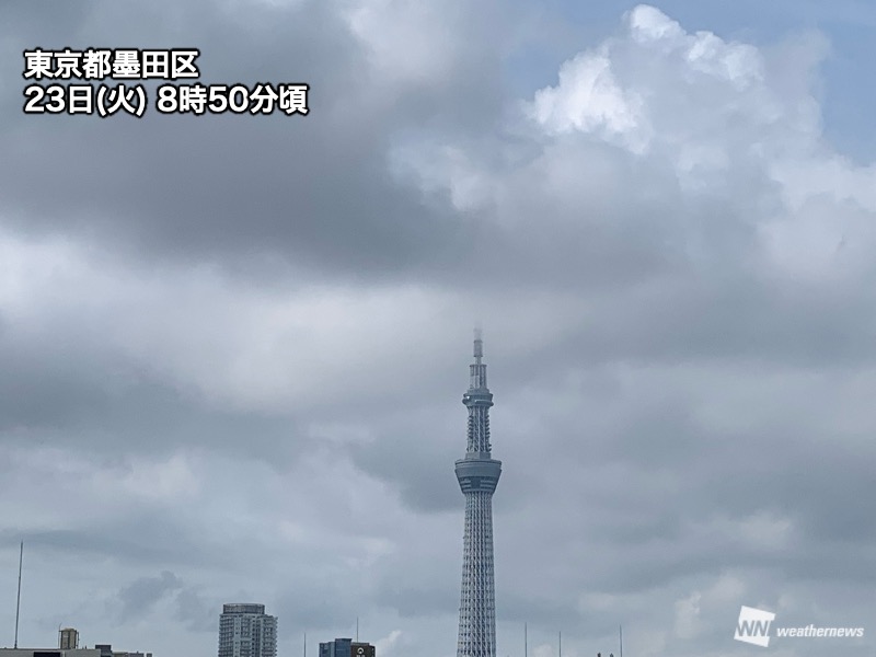 ＜関東はすっきりしない空＞ 今日の関東は朝から雲が多く、すっきりしない空です。内陸山沿いを中心に、にわか雨の可能性もあります。 東京都心も雨の降る可能性はありますが、降ったとしても強まることはありません。 weathernews.jp/s/topics/20240…