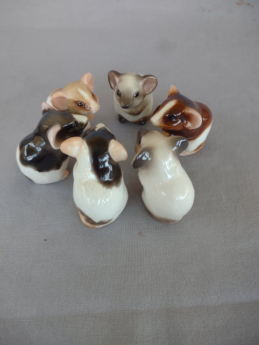 jenndanza's tweet photo. The mice in the studio got wind that there will be more adoptions this week and apparently called a meeting today. #ceramics #slipcasting #mouse #petmice #mice https://t.co/lsSLQykL6v