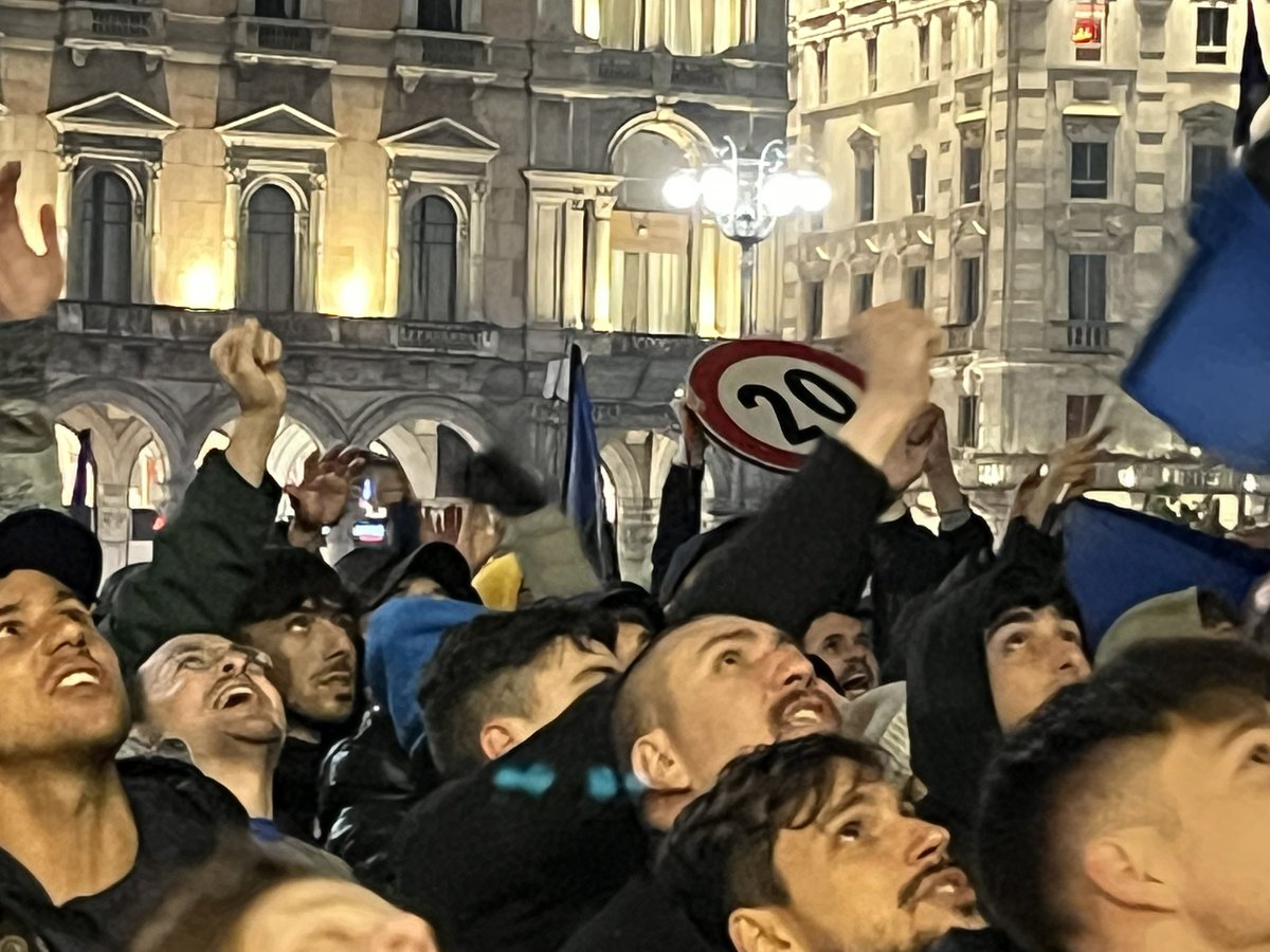 Non si fa, è vandalismo. Ma oggettivamente genio del giorno #IM2Stars