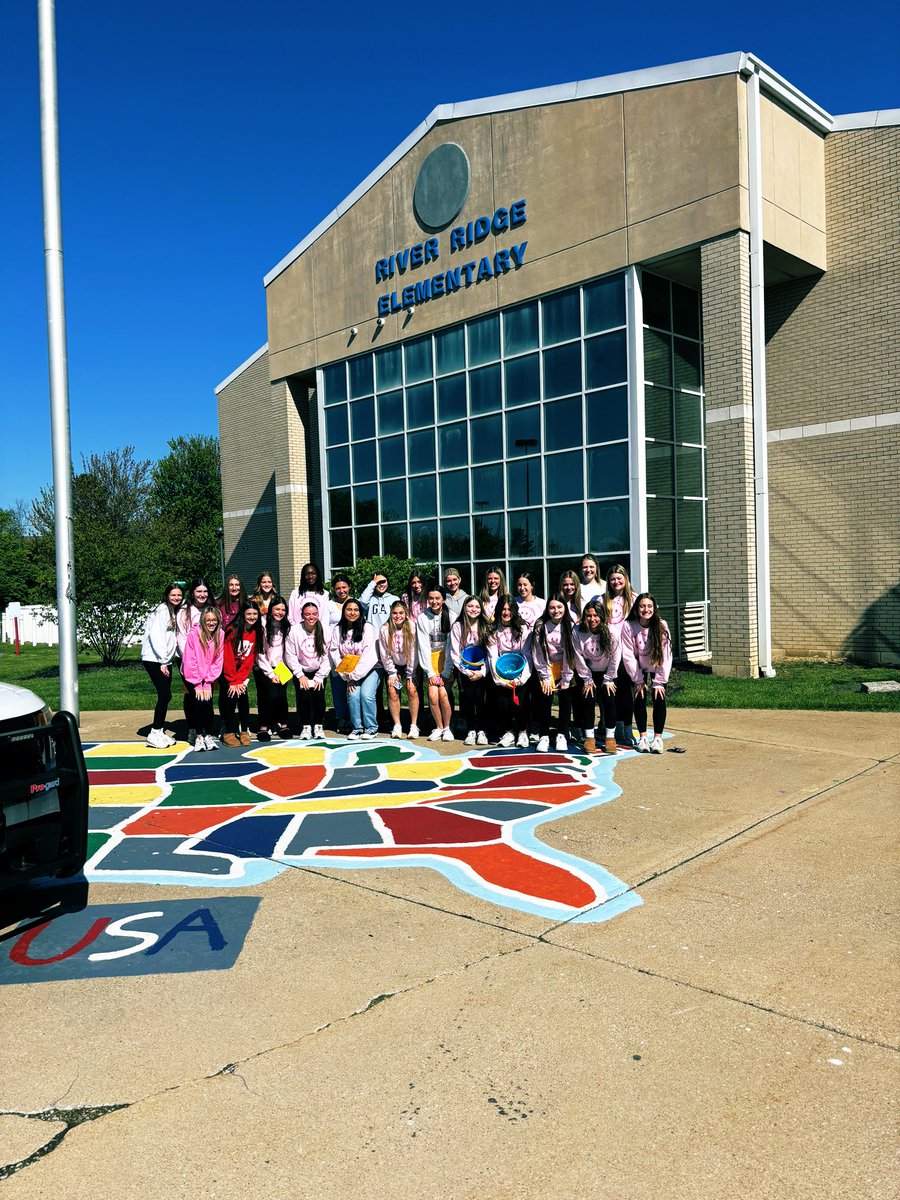 kmills_92's tweet photo. The @DixieHeightsHS Random Acts of Kindness club had so much fun visiting our 2nd and 3rd grade friends at @RiverRidge_KCSD! Pretty awesome to see students practicing their leadership skills while we talk about ways to spread kindness 💕 #kindnessiscool https://t.co/ys0BMPynHU