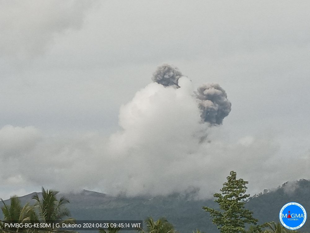 Terjadi erupsi G. Dukono pada hari Selasa, 23 April 2024, pukul 09:41 WIT. Tinggi kolom letusan teramati ± 1200 m di atas puncak (± 2287 m di atas permukaan laut). Kolom abu teramati berwarna putih hingga kelabu dengan intensitas tebal ke arah utara.