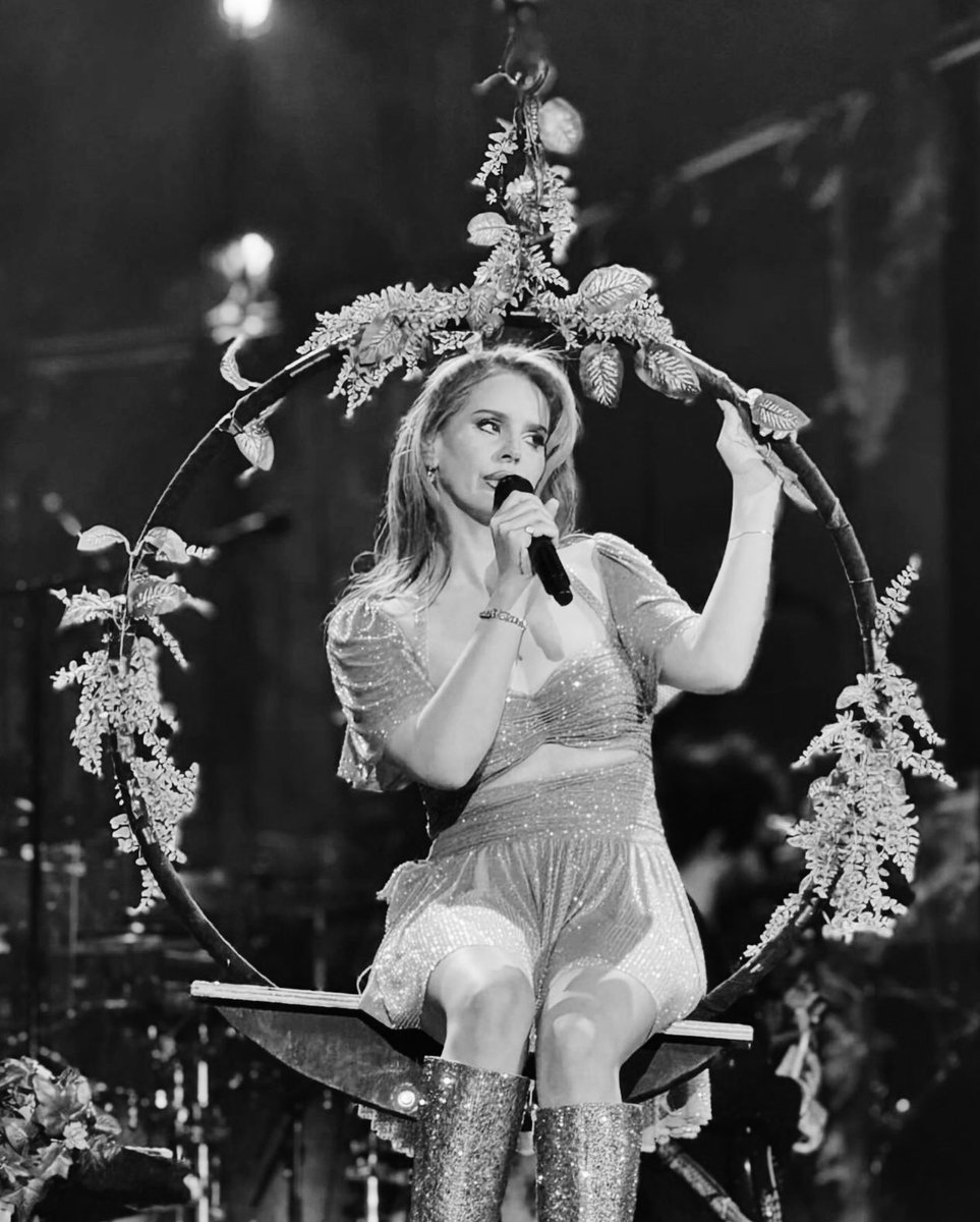 LDRCRAVE's tweet photo. Lana Del Rey 🖤 https://t.co/9S69oy41u4