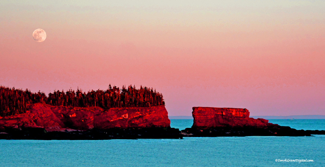 Happy #EarthDay2024 - Almost full #PinkMoon rising up over the Bay of Fundy this evening. #ThePhotoHour #StormHour #ShareYourWeather #FullMoon