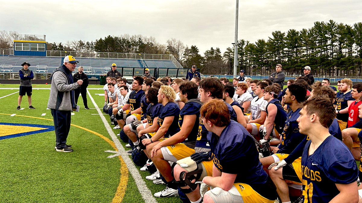 Honored and grateful to learn from those who have made The Climb. Thank you for stopping by spring practice Coach Stiegelmeier! @HolyNutmeg #ROLLGOLDS x #CTM25