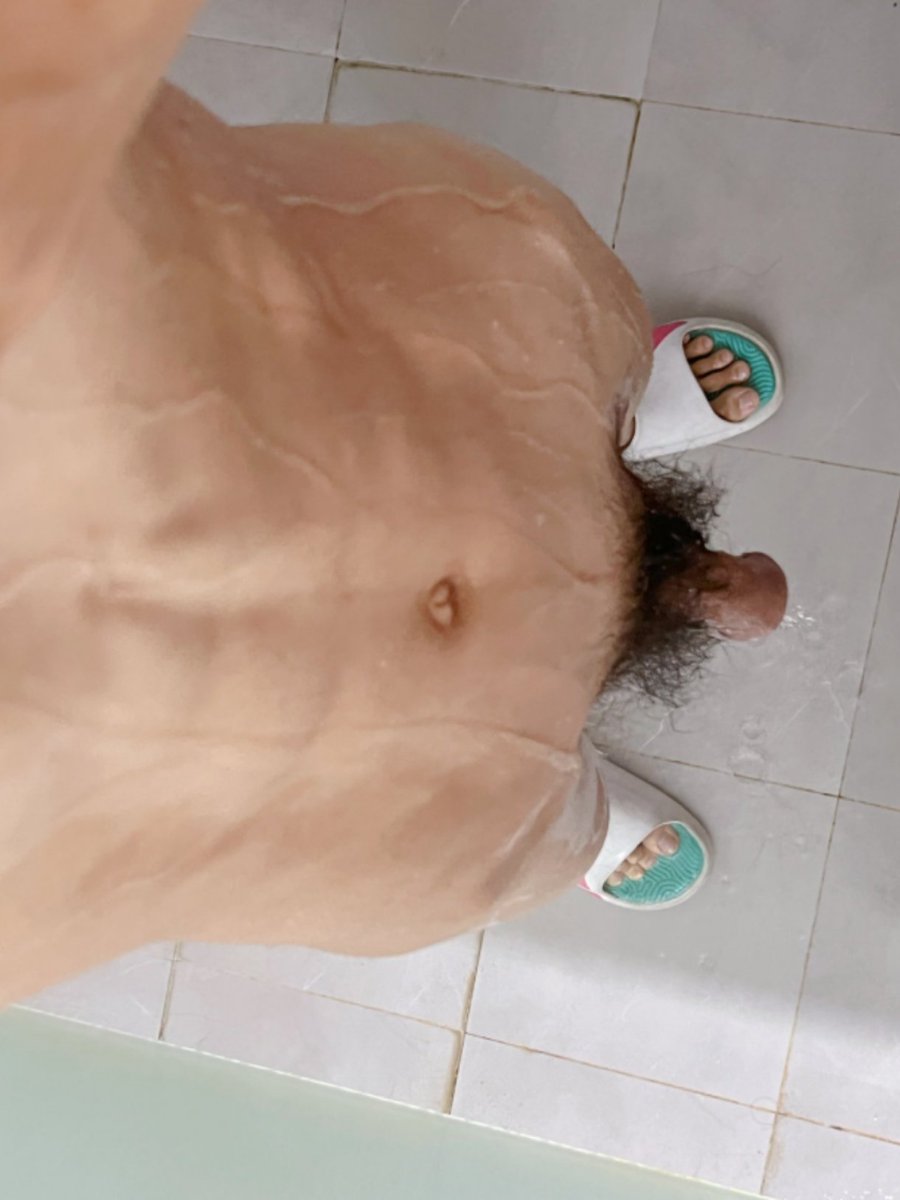 Lufei00579's tweet photo. 全身都洗好了 就剩下面没洗了  用你的嘴来给爸爸清洗下面。 https://t.co/doi4jUQcDM