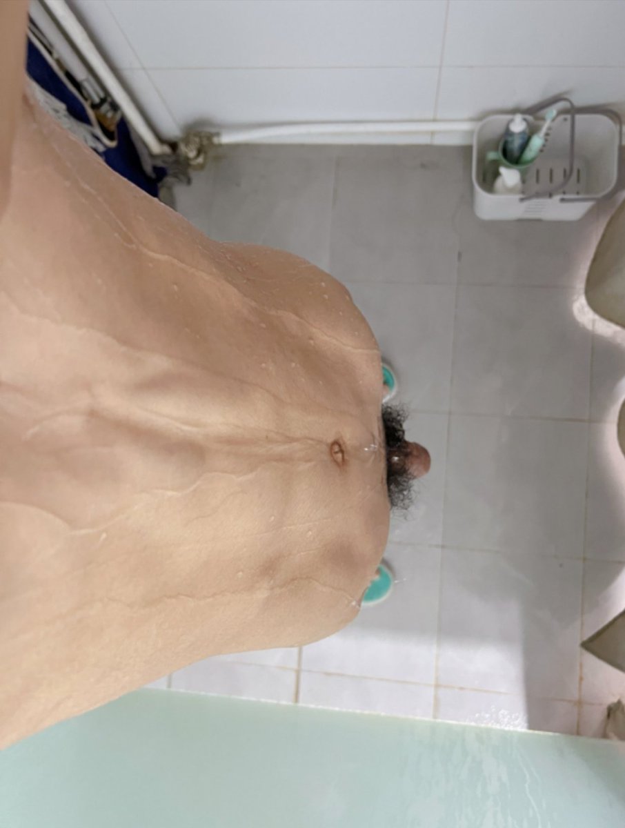 全身都洗好了 就剩下面没洗了  用你的嘴来给爸爸清洗下面。