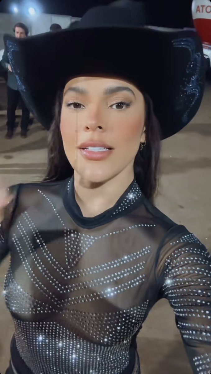 EdilaineMorais1's tweet photo. Eram 2 dias mas à pedidos foram 4 dias que Emilly prestigiou FEAP PARANAPANEMA, maravilhosa, levando sempre sua alegria pra onde vai, sabemos que o sertanejo corre em suas veias não é de hoje! 🤠🎵♥️
Que venham os próximos! https://t.co/3B9SLTlRyh