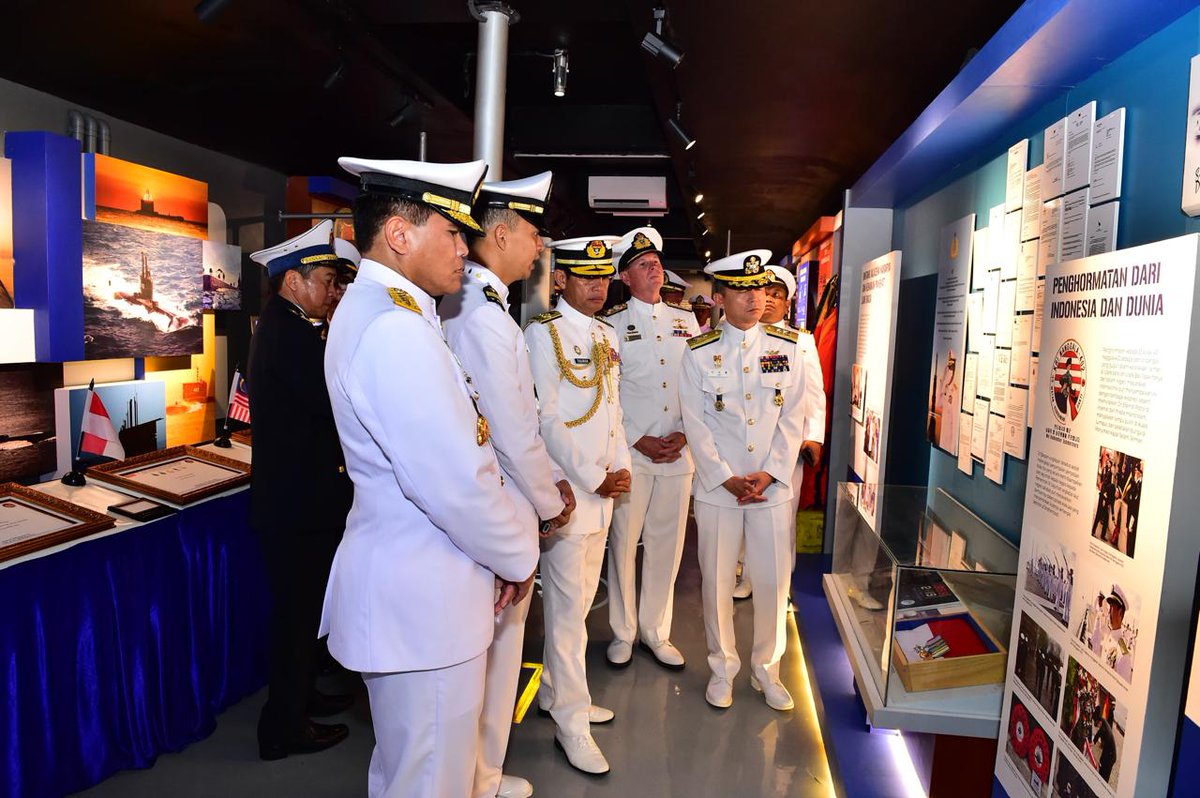 Kasal🇦🇺Laksdya Mark Hammond menghadiri peringatan KRI Nanggala yg diadakan oleh Kasal🇮🇩, Laksamana TNI Muhammad Ali, menandai 3 tahun sejak tragedi tersebut. Sebagai sesama awak kapal selam, Laksdya Hammond bersama rekan🇮🇩 & perwakilan dari🇲🇾,🇻🇳&🇰🇷menghormati kehilangannya.