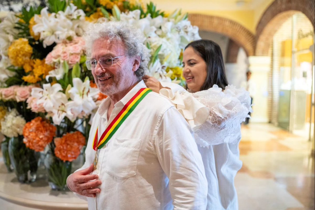 laudiazcasas's tweet image. Todo un honor entregar, en nombre del @concejocartagenaof este reconocimiento a Sergio Cabrera, genio creativo cuya contribución al séptimo arte y la cultura ha puesto el nombre de Colombia en alto. Una historia inspiradora de dedicación y excelencia. #FICCI63