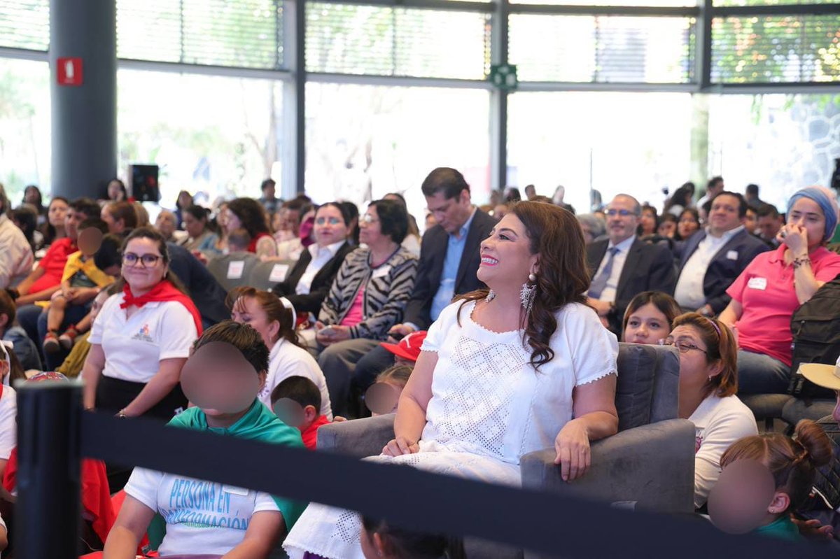 ClaraBrugadaM's tweet photo. Con enorme gusto firmé hoy el Pacto por la Primera Infancia. ✍🏻

Nuestro compromiso con las y los niños de nuestra Ciudad es incuestionable. Durante mi gobierno continuarán los apoyos y becas con que ya cuentan actualmente. Echaremos a andar el Programa Social de Atención Integral a la Primera Infancia, que hará un seguimiento permanente en materia de nutrición y salud, y garantizaremos su acceso a los nuevos centros de cuidado y desarrollo infantil que vamos a construir. 

Agradezco el acompañamiento de @ErnestinaGodoy_ y @VelascoM_ 

#GanamosConClara
#ClaraJefaDeGobierno