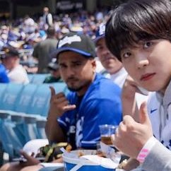 npomvtt's tweet photo. KKKK? Moço aleatório que saiu por acaso em foto do ATEEZ se pronunciou. O grupo havia sido convidado para o primeiro arremesso do jogo entre New York Mets contra Los Angeles Dodgers no "Dodger Stadium",

'Vocês podiam ter me marcado 🤣🤣🤣🤣🤣🤣' https://t.co/o7kEh1Fo4g