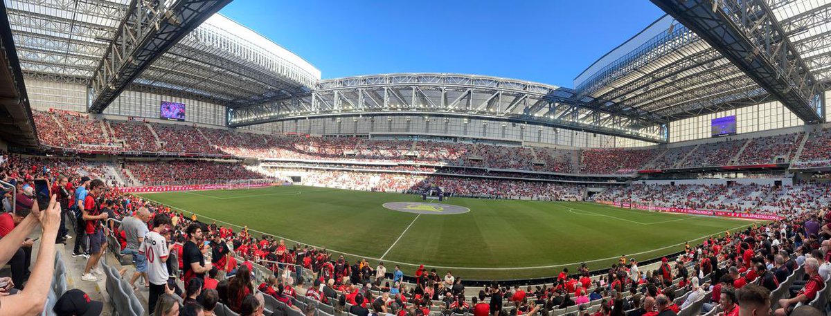 Tecabairao's tweet photo. Que linda estava a nossa Arena nesse último jogo! @LiggaArena 
@AthleticoPR 

Céu azul, teto aberto, vitória importante!
#CAPxINT https://t.co/CwcT308lGx