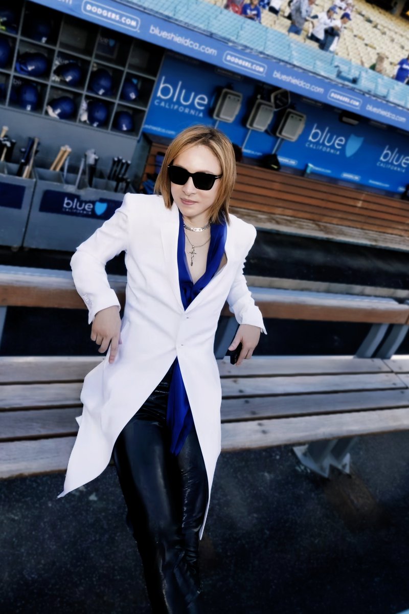 Our vampire was enjoying outdoor air at Dodger Stadium before his performance, he looks so chilled😌🧛🎹 #YOSHIKI 🌹