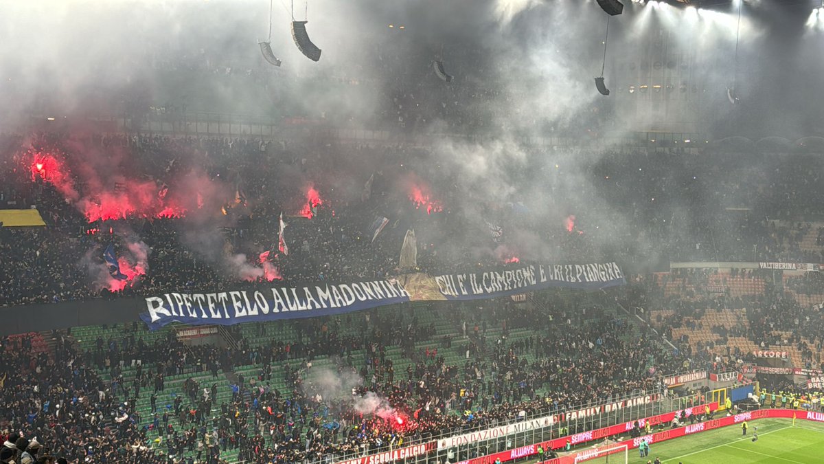 marifcinter's tweet photo. "Ripetetelo alla Madonnina chi è il campione e chi il piangina". 

La Curva Nord festeggia così la seconda stella, vinta in casa del Milan https://t.co/CwIFBe9sUM