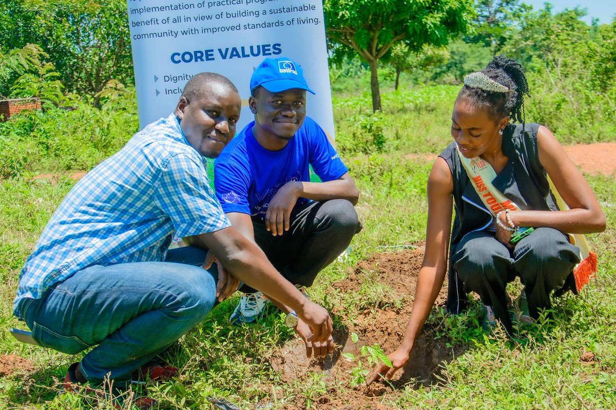 Today, we plant 300 fruit trees in 6 schools of Kachumbala - Bukedea district to commemorate #EarthDay2024 A special appreciation to @RoofingsGroupUG for the tree seedlings @Prof_Ogwang and @jenalifeug for the immense support in ensuring that these trees reach the community.