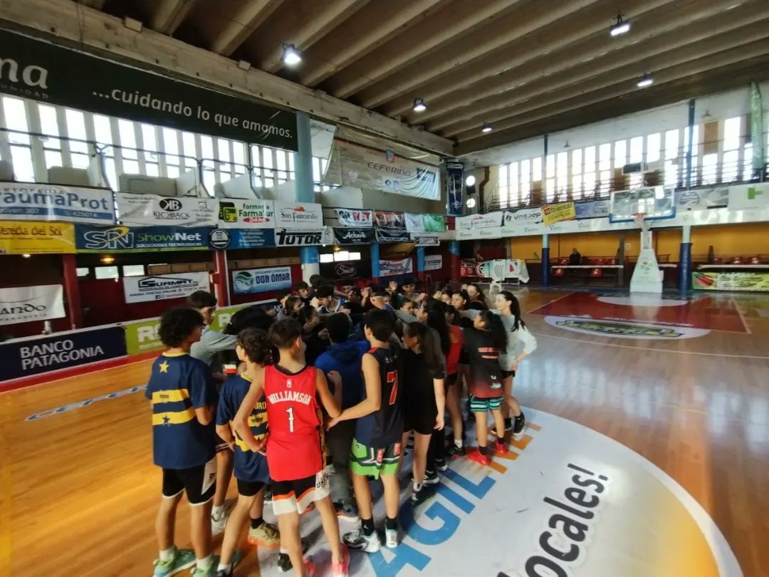 BasquetRioNegro's tweet photo. 👉 Se realizó en Viedma la primera concentración de chicas y chicos que forman parte del plan de Provincial de seguimiento en distintas categorías.
🏀 Este fue el encuentro inaugural del ciclo y próximamente se realizan otros en distintas localidades de la provincia. https://t.co/t3tjUXDlbf