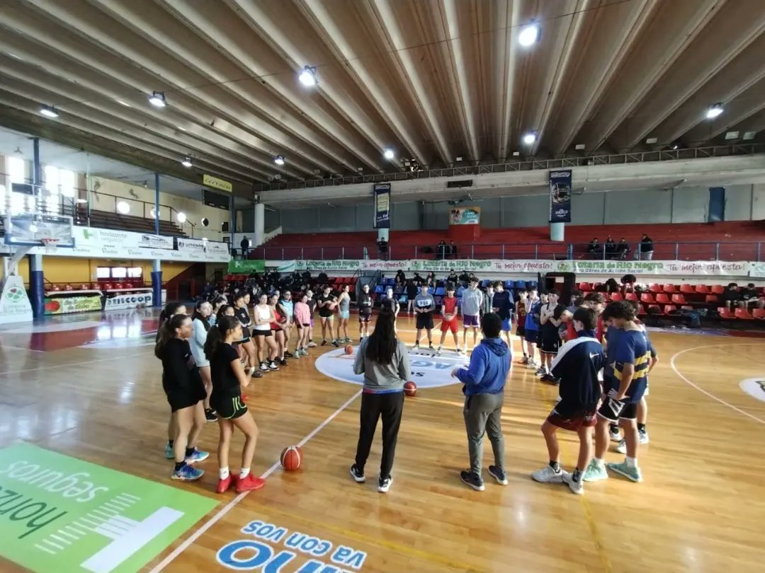 👉 Se realizó en Viedma la primera concentración de chicas y chicos que forman parte del plan de Provincial de seguimiento en distintas categorías.
🏀 Este fue el encuentro inaugural del ciclo y próximamente se realizan otros en distintas localidades de la provincia.