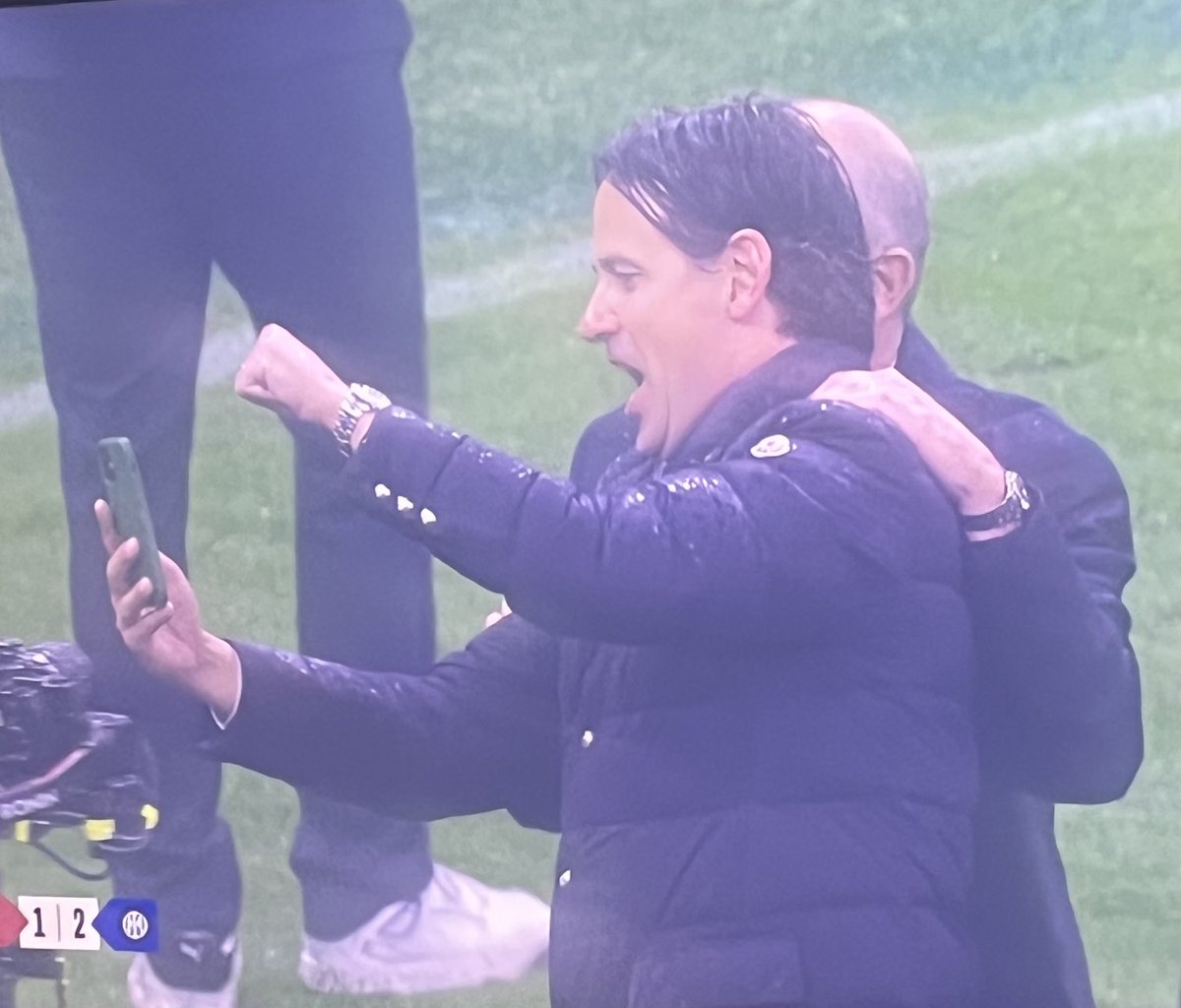 90ordnasselA's tweet photo. Simone Inzaghi con Steven Zhang al telefono ❤️ https://t.co/DHG62FHyPf