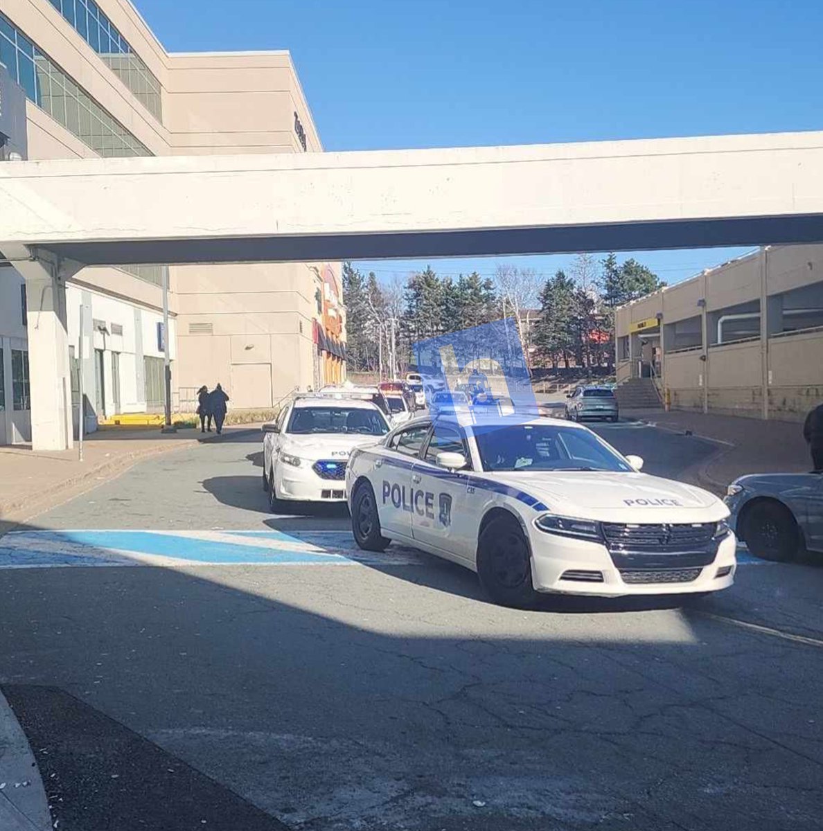 Multiple reports of an ongoing incident at Halifax Shopping Center, parts of parkade complex are taped off. We'll keep you posted (📸 Osama)