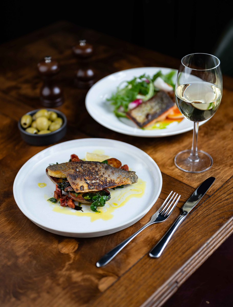 We love Fish 🐠 😘
🐟🐠🐡 Haddock, sea bass, salmon… you name it 👨‍🍳😋 Join us and taste it yourself 🤗

#newmenu #springflavors  #pub #gastropub #molesey #yummyfish #fishisgood #hamptoncourt #riverthames #london #surrey #localpub #hamptoncourtvillage #pubfood #freshfood