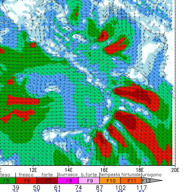 Bellissima simulazione del modello ad alta risoluzione. Domani (martedì) un fitto gradiente termico-barico favorirà forti venti di caduta su Calabria Ionica e foggiano. Interessante notare come le maggiori intensità (in rosso) insistano sui settori a orografia più marcata. 1/2