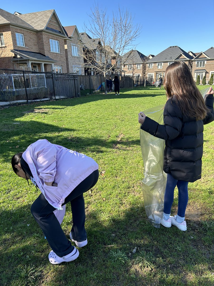 MrsStaples1's tweet photo. Cleaning up our Earth 🌎🌱 https://t.co/Q5tjaBLbFL