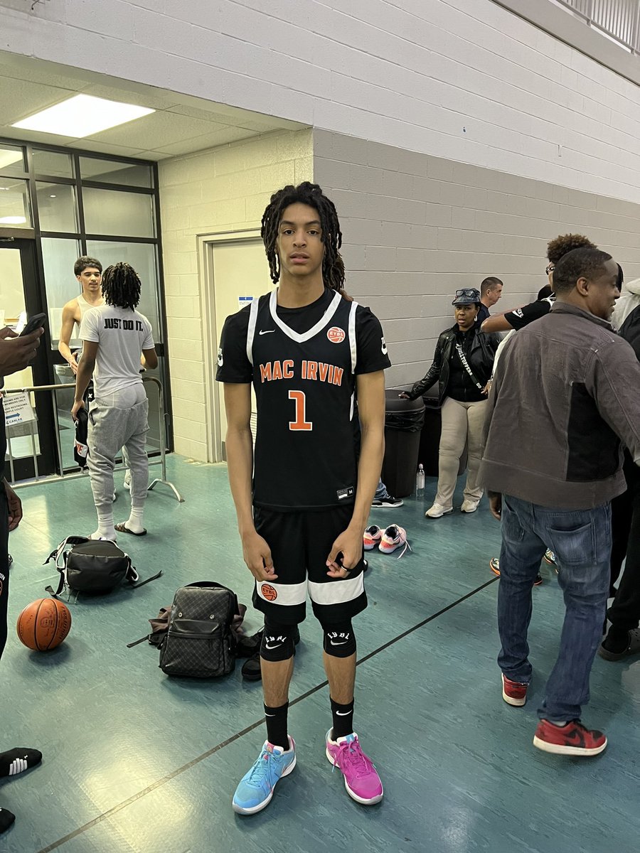 6'6 '26 CG Licoln Williams out of Kankakee HS (IL) & Mac Irvin Fire 16U is a three level scorer with sensational athleticism. Offers from Illinois, UNLV, Eastern Illinois, +. Has visited Valparaiso & Bradley. @LincolnW_11.