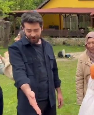 Videoya iyice baktım. Ne mahalle tayfa var,Cevahirle Şair.Cihanda yok🤔.Harbiden nerdeler?Aşırı aşırı merak etdim.
#KanÇiçekleri #FırGül #DilBar #FıratKarabey #BaranKarabey #DilanKarabey #BarışBaktaş #YagmurYüksel