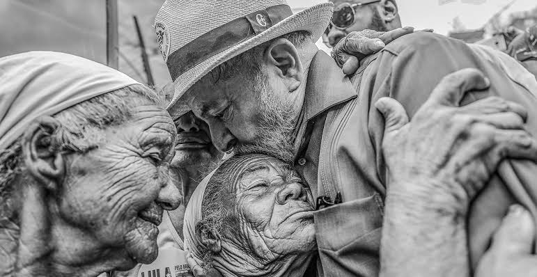 Hoje de manhã, na rodoviária, enquanto esperava meu ônibus, tive a oportunidade de conversar com um senhor e ele me disse: "Passei fome algumas vezes quando criança. Às vezes, a única refeição que recebia era de graça na escola. Isso é pessoal para mim. E tão pessoal para uma