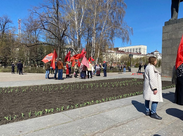 1917CCCP2's tweet photo. Lenin İdari Okrugu(Tyumen)
Komünistler KPRF,DZHS,RKRP(b)Sol Cephe,öncüler ve halk Lenin anıtına karanfil bırakarak 154.yaşını kutladı!
"Proleterya insanlara burjuvaziye güvenmemeyi öğretmelidir"
#Lenin154 #Lenin154Yasında https://t.co/MoEmGaGasf