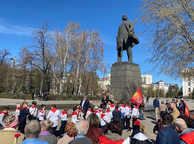 1917CCCP2's tweet photo. Lenin İdari Okrugu(Tyumen)
Komünistler KPRF,DZHS,RKRP(b)Sol Cephe,öncüler ve halk Lenin anıtına karanfil bırakarak 154.yaşını kutladı!
"Proleterya insanlara burjuvaziye güvenmemeyi öğretmelidir"
#Lenin154 #Lenin154Yasında https://t.co/MoEmGaGasf