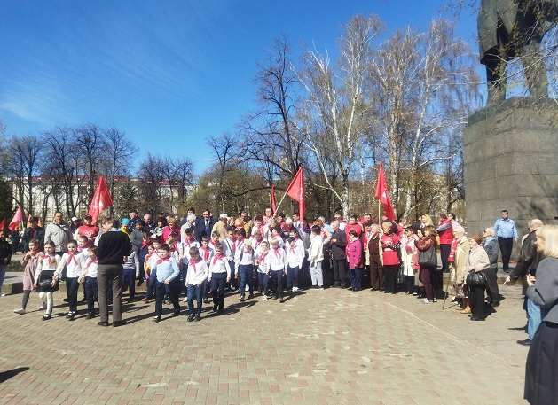 1917CCCP2's tweet photo. Lenin İdari Okrugu(Tyumen)
Komünistler KPRF,DZHS,RKRP(b)Sol Cephe,öncüler ve halk Lenin anıtına karanfil bırakarak 154.yaşını kutladı!
"Proleterya insanlara burjuvaziye güvenmemeyi öğretmelidir"
#Lenin154 #Lenin154Yasında https://t.co/MoEmGaGasf