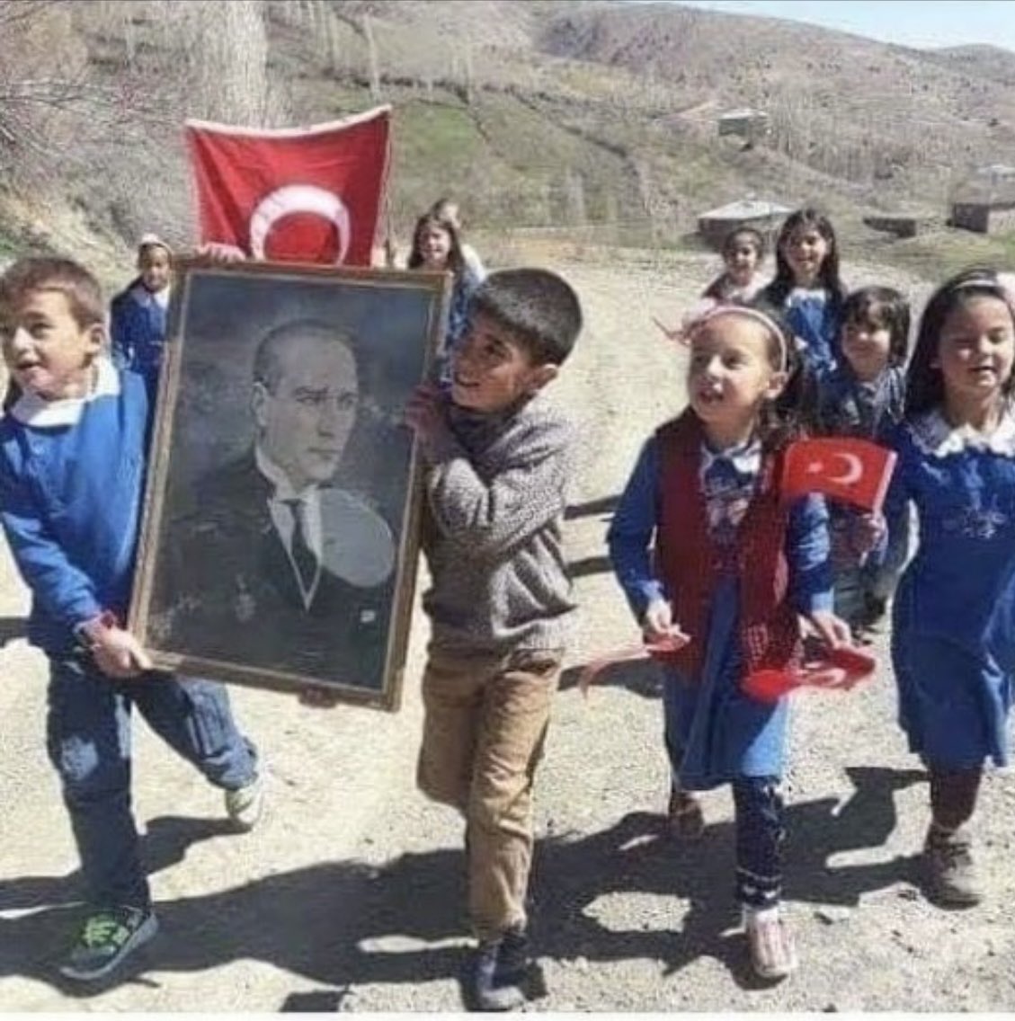 Bu ülkenin çocuklarına Ulusal Egemenlik ve Çocuk Bayramı hediye eden büyük önder Mustafa Kemal Atatürk emanetin emanetimizdir.Kutlu olsun.