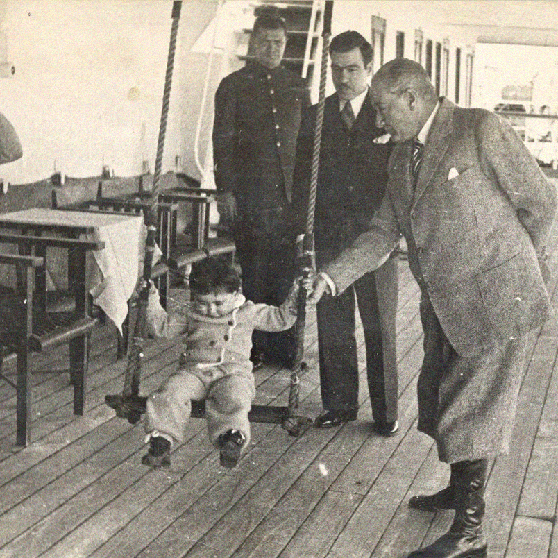 “Ey yükselen yeni nesil! Gelecek sizindir. Cumhuriyeti biz kurduk; onu yükseltecek ve devam ettirecek sizsiniz!” Ulu Önder Mustafa Kemal Atatürk’ün yarının umudu olan tüm dünya çocuklarına armağan ettiği 23 Nisan Ulusal Egemenlik ve Çocuk Bayramı kutlu olsun!🇹🇷