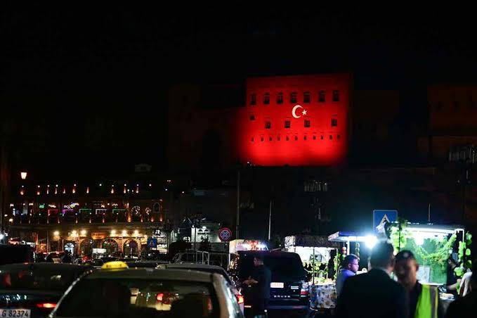 📍 CHP-DEM ortaklaşa belediyelerinde Atatürk'e ve Erdoğan'a hakaret ederek Türk Bayrağını kaldırmaya çalışıyorken, ' Irak Erbile Türk'ün Şanlı Bayrağı Dikildi.'