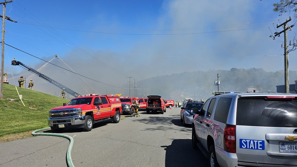 VSPPIO's tweet photo. Fortunately, no civilian injuries reported by @LoudounFire at this afternoon's structure fire in Sterling. #VSP troopers immediately responded to help evacuate employees from nearby businesses/warehouses & aid w/traffic control and perimeter safety. #ValorServicePride https://t.co/5GIIpKHXCI