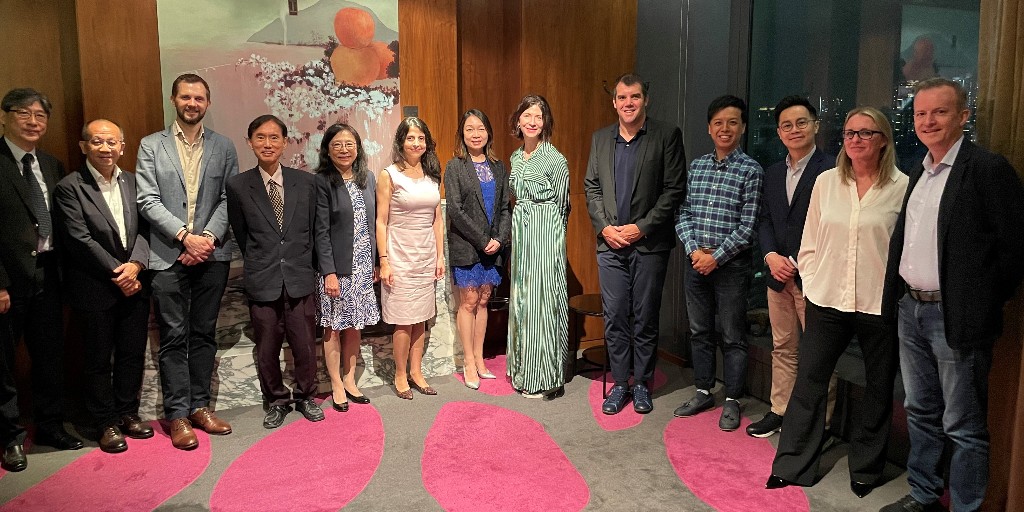 A number of #UOWAlumni met for dinner in Hong Kong over the weekend. Currie Tsang, President, UOW College Hong Kong hosted the event on behalf of @UOW_VC. #ThisIsUOW