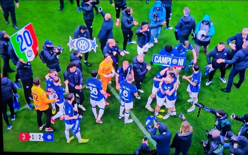 Ora più che mai si può e si deve urlare...
CAMPIONI D'ITALIA!!!! 🖤💙🖤💙🖤💙🖤💙🖤💙🖤💙🖤💙🖤💙
⭐️ ⭐️