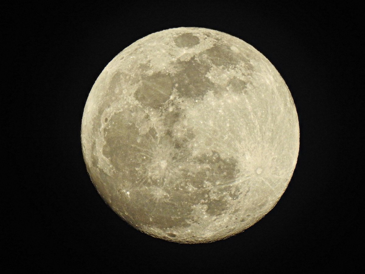 #moon Desde algún lugar de Agüimes… 

#astrophotografy #astronomy #moon #grancanaria #agüimes