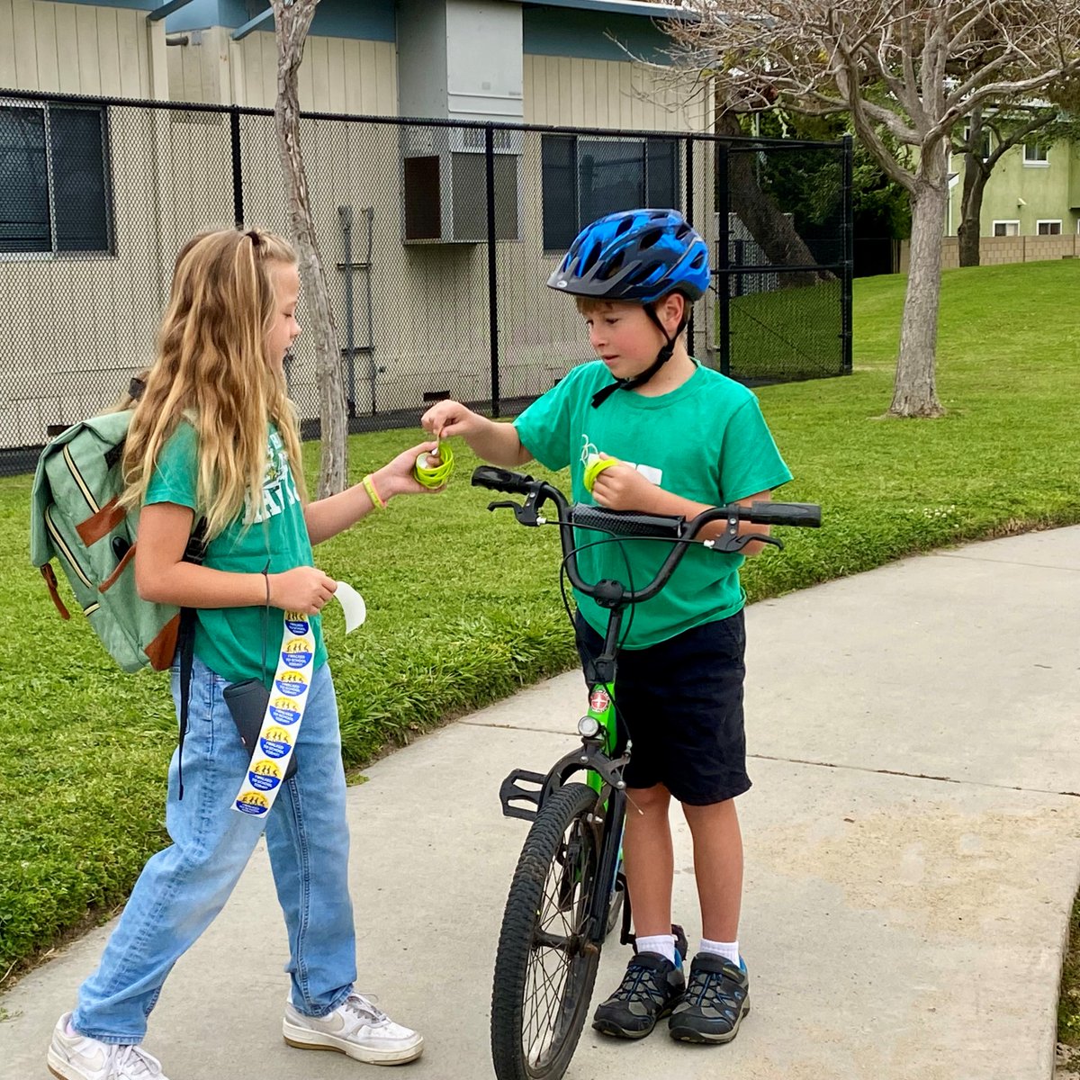 The Injury Prevention Program celebrates @Haweselementary in #HuntingtonBeach which hosted an #EarthDay Walk and Bike to School Day. Walking or biking to school is one of the easiest ways to reduce car trips. Learn more bit.ly/3Uu7oGw #hawes_ptsa #BeHawesome #HawesNation