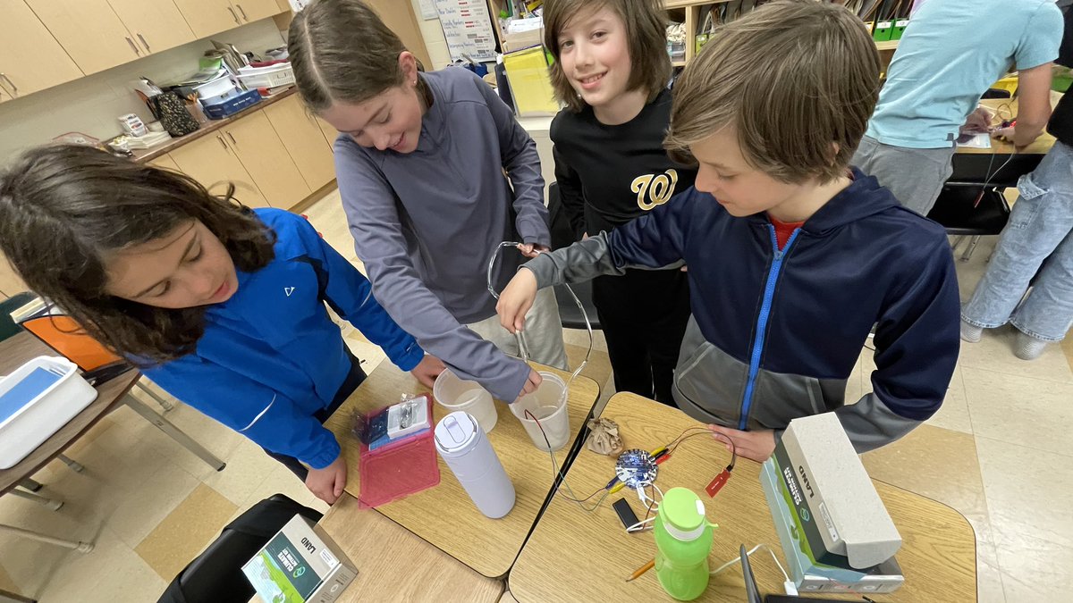 Celebrating #EarthDay by coding with @InkSmith3D Climate Action Kit. Ss discussed Climate Change issues related to Water such as scarcity and conservation. Teams worked together and had fun creating an automated watering system. 🪴💧@Lukes_Lightning @EcoSchoolsCAN