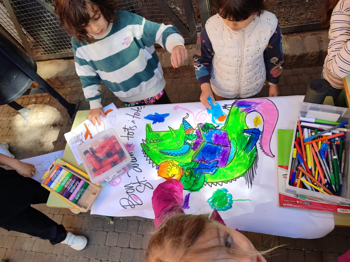 🐉🌹📚 Ja estem preparats per gaudir d’un #SantJordi molt especial. El divendres, els nostres infants van pintar els dracs i les roses que decoraran els murs de l’escola. 

Recordeu que demà es lliuren els premis del #Cercallibres a l’escola. Gràcies a les famílies participants!