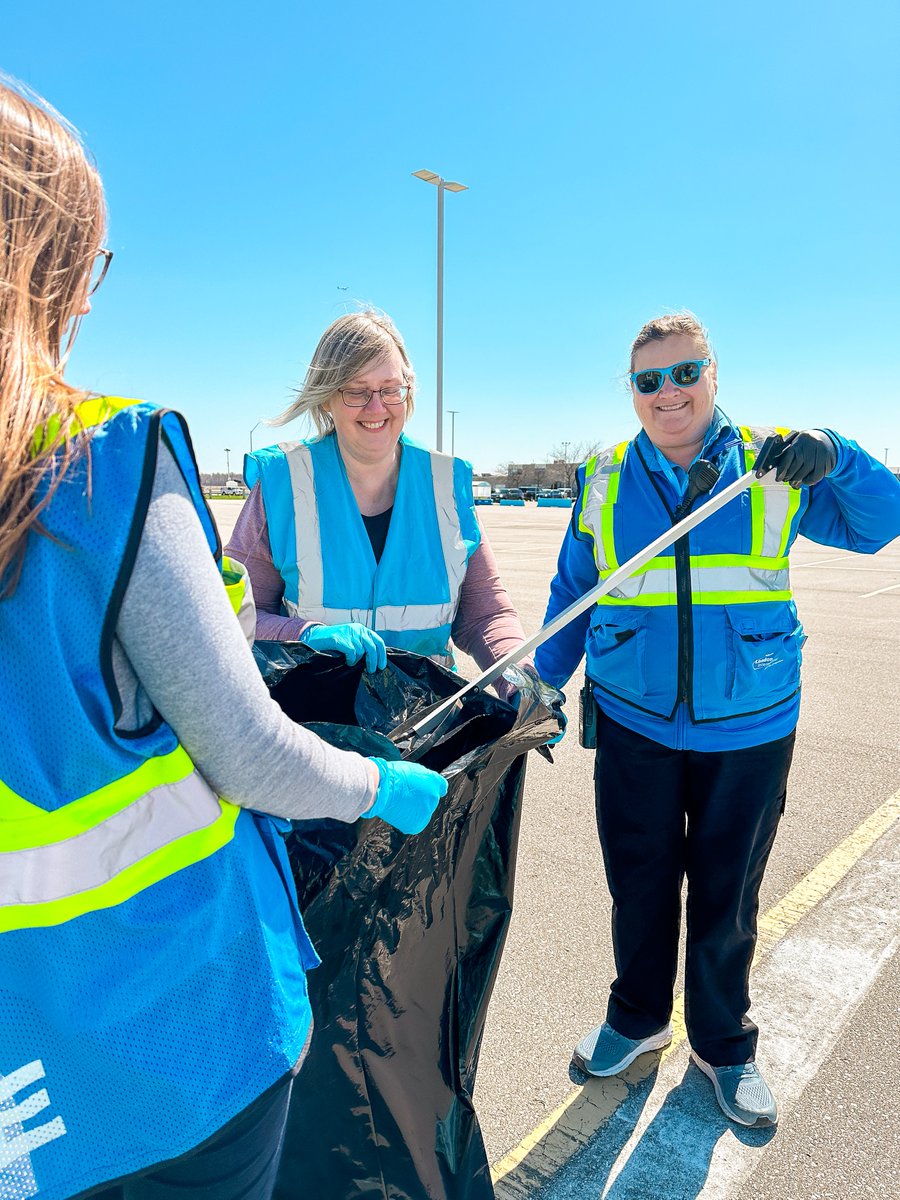 flyyxu's tweet photo. Happy Earth Day! We enjoyed the beautiful weather and getting together to walk the airport grounds, filling several bags of garbage. Thanks team YXU! π±πβοΈ
#519cleangreen #flyyxu #teamyxu #ldnont #EarthDay2024 #earthday #airport https://t.co/b5yJhBnl1e
