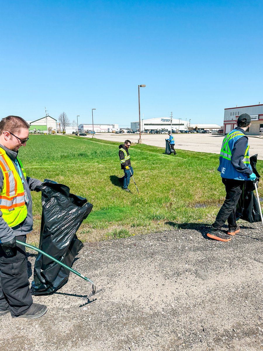 Happy Earth Day! We enjoyed the beautiful weather and getting together to walk the airport grounds, filling several bags of garbage. Thanks team YXU! 🌱🌎✈️ #519cleangreen #flyyxu #teamyxu #ldnont #EarthDay2024 #earthday #airport